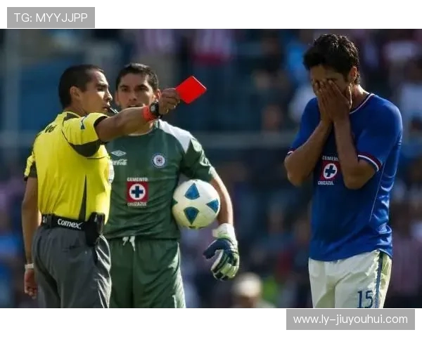 特殊进球引发争议 足球裁判判定标准与公正性探讨