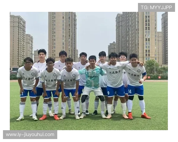 绿茵鏖战激情燃烧今夜与挚爱球队并肩追逐胜利梦的辉煌时刻在此刻